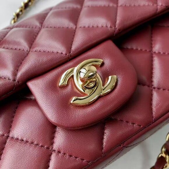 Classic CHANEL Bag: A Stylish and Versatile Choice for Elegance - Picture 4 of 6
